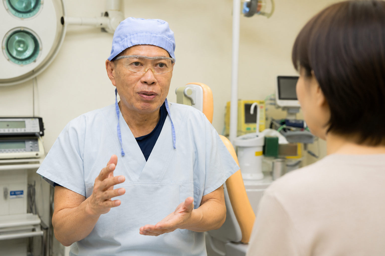 院長が患者様に治療方針を説明している様子